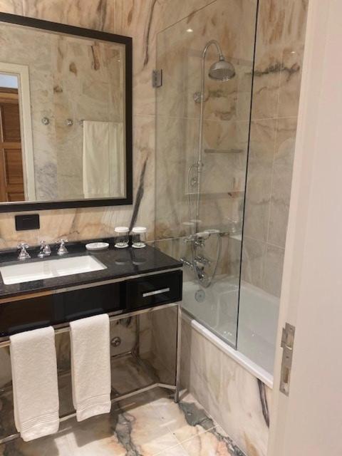 Solar Do Requeijo By Luna Hotels & Resorts Arcos de Valdevez Exterior photo A shower enclosure with a sliding door